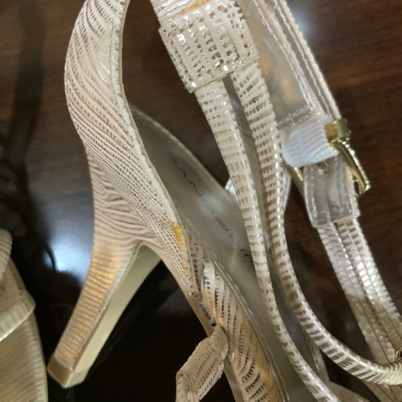 Women’s Bandolino Gold heels/sandals size 7; with 3 1/4 inch heel. - Picture 4 of 4